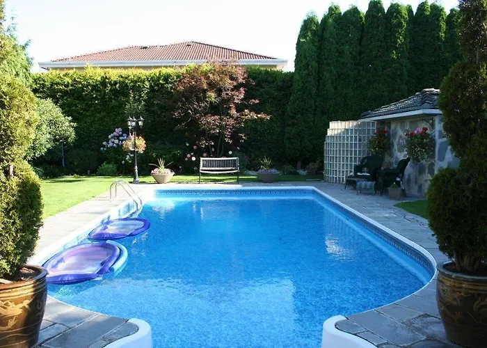 Stone Hedge Bed And Breakfast